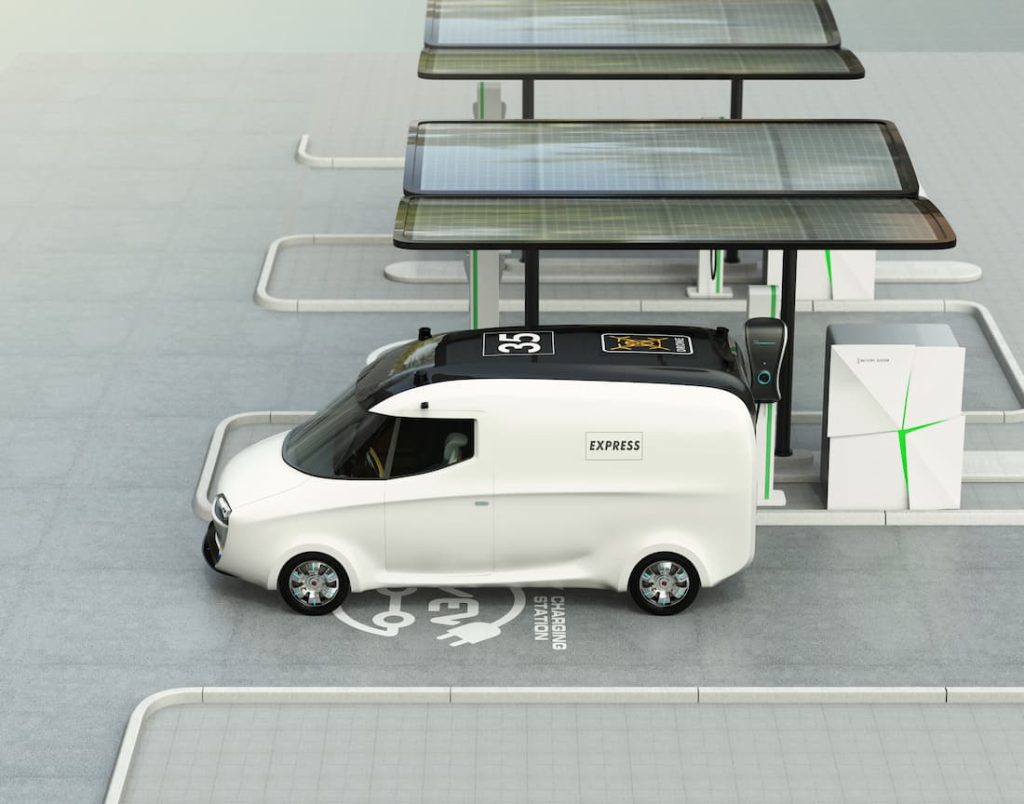vehiculo_en_punto_de_Carga_electrico_con_paneles_solares_gestion_subvenciones_aplielec
