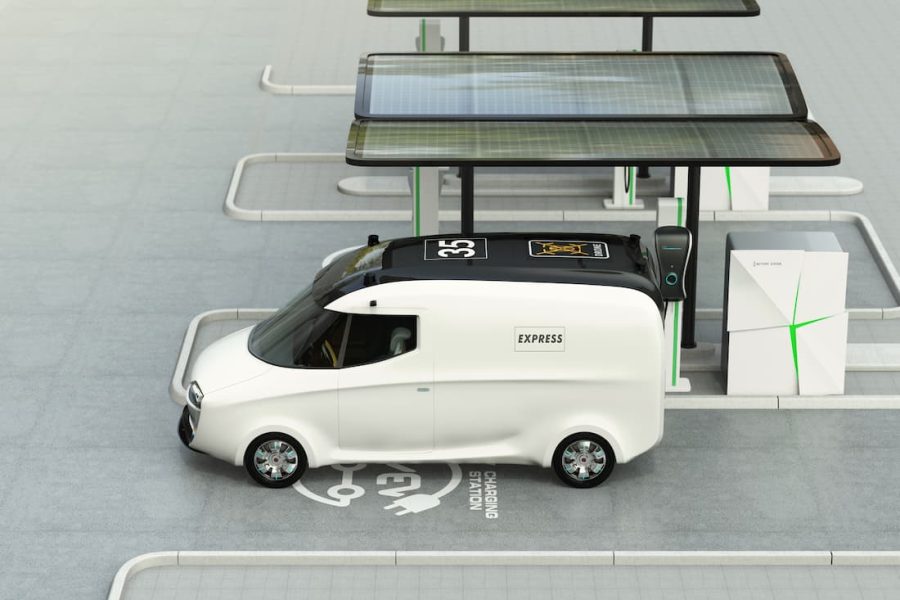 vehiculo_en_punto_de_Carga_electrico_con_paneles_solares_gestion_subvenciones_aplielec